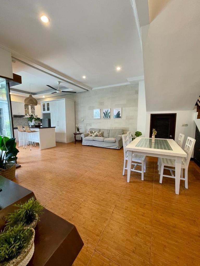 Aura 3 Bedroom In Seminyak, Near The Villa
